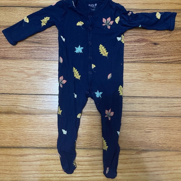 Kyte BABY Midnight Blue Fall Floral Footie Onsie - Picture 1 of 3